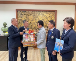 <strong>Read more about</strong><br />“พลเอก วิสุทธิ์” นำคณะผู้บริหารสมาคมฯ เข้าสวัสดีปีใหม่และขอบคุณ “คุณสันติ” “พลเอก วิสุทธิ์” นำคณะผู้บริหารสมาคมฯ เข้าสวัสดีปีใหม่และขอบคุณ “คุณสันติ”