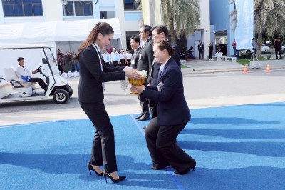 พลตรีหญิง ท่านผู้หญิงอรอนงค์ ปิยนาฏวชิรพัทธ์ เป็นประธานมอบเห ... Image 2