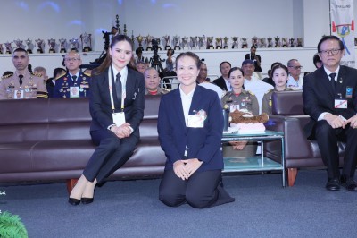 พลตรีหญิง ท่านผู้หญิงอรอนงค์ ปิยนาฏวชิรพัทธ์ เป็นประธานมอบเห ... Image 3