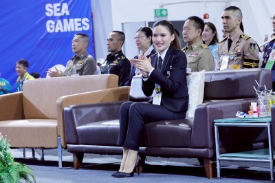 พลตรีหญิง ท่านผู้หญิงอรอนงค์ ปิยนาฏวชิรพัทธ์ เป็นประธานมอบเห ... Image 5