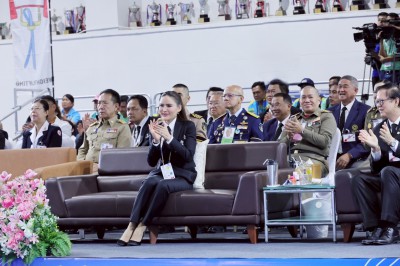 พลตรีหญิง ท่านผู้หญิงอรอนงค์ ปิยนาฏวชิรพัทธ์ เป็นประธานมอบเห ... Image 8