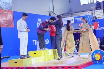 พลตรีหญิง ท่านผู้หญิงอรอนงค์ ปิยนาฏวชิรพัทธ์ เป็นประธานมอบเห ... Image 10