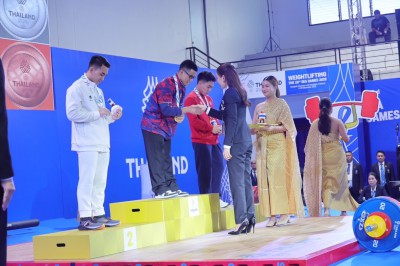 พลตรีหญิง ท่านผู้หญิงอรอนงค์ ปิยนาฏวชิรพัทธ์ เป็นประธานมอบเห ... Image 11