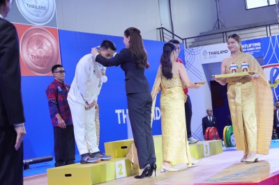 พลตรีหญิง ท่านผู้หญิงอรอนงค์ ปิยนาฏวชิรพัทธ์ เป็นประธานมอบเห ... Image 13