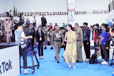 พลตรีหญิง ท่านผู้หญิงอรอนงค์ ปิยนาฏวชิรพัทธ์ เป็นประธานมอบเห ... Image 16