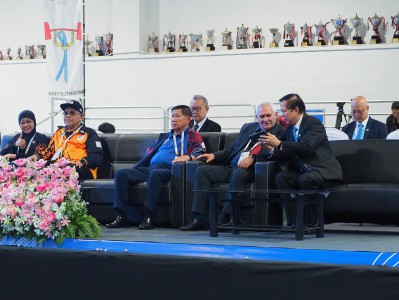 ประธานสหพันธ์ยกน้ำหนักนานาชาติร่วมชมกีฬายกน้ำหนัก ซีเกมส์ คร ... Image 8