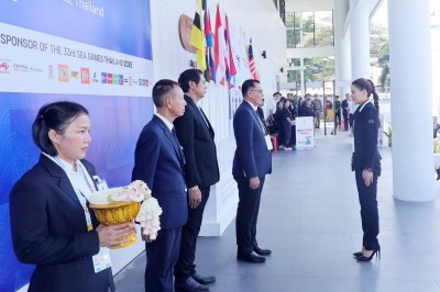 พลตรีหญิง ท่านผู้หญิงอรอนงค์ ปิยนาฏวชิรพัทธ์ เป็นประธานมอบเห ... Image 2