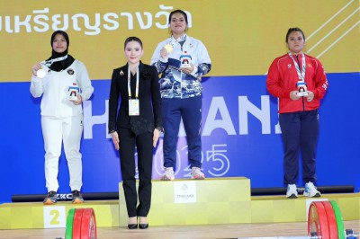 พลตรีหญิง ท่านผู้หญิงอรอนงค์ ปิยนาฏวชิรพัทธ์ เป็นประธานมอบเห ... Image 3