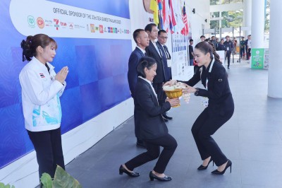 พลตรีหญิง ท่านผู้หญิงอรอนงค์ ปิยนาฏวชิรพัทธ์ เป็นประธานมอบเห ... Image 8