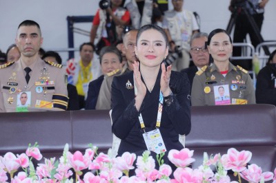 พลตรีหญิง ท่านผู้หญิงอรอนงค์ ปิยนาฏวชิรพัทธ์ เป็นประธานมอบเห ... Image 10