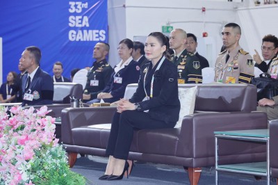 พลตรีหญิง ท่านผู้หญิงอรอนงค์ ปิยนาฏวชิรพัทธ์ เป็นประธานมอบเห ... Image 11