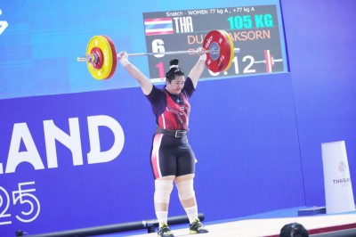 พลตรีหญิง ท่านผู้หญิงอรอนงค์ ปิยนาฏวชิรพัทธ์ เป็นประธานมอบเห ... Image 12