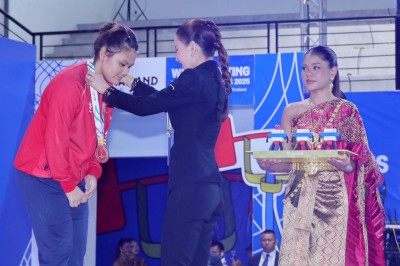 พลตรีหญิง ท่านผู้หญิงอรอนงค์ ปิยนาฏวชิรพัทธ์ เป็นประธานมอบเห ... Image 16