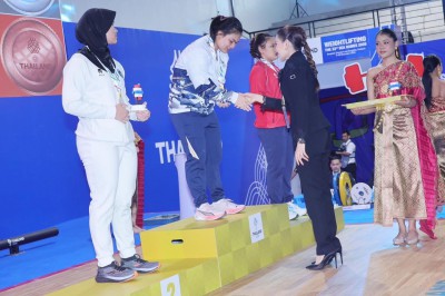 พลตรีหญิง ท่านผู้หญิงอรอนงค์ ปิยนาฏวชิรพัทธ์ เป็นประธานมอบเห ... Image 18