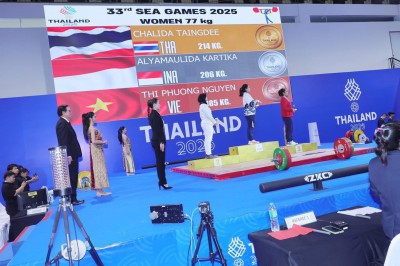 พลตรีหญิง ท่านผู้หญิงอรอนงค์ ปิยนาฏวชิรพัทธ์ เป็นประธานมอบเห ... Image 21