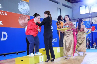 พลตรีหญิง ท่านผู้หญิงอรอนงค์ ปิยนาฏวชิรพัทธ์ เป็นประธานมอบเห ... Image 27