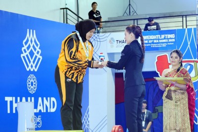 พลตรีหญิง ท่านผู้หญิงอรอนงค์ ปิยนาฏวชิรพัทธ์ เป็นประธานมอบเห ... Image 28