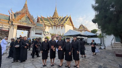 ทีมยกน้ำหนักวางพวงมาลา ถวายราชสักการะพระบรมศพ สมเด็จพระนางเจ ... Image 3