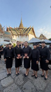 ทีมยกน้ำหนักวางพวงมาลา ถวายราชสักการะพระบรมศพ สมเด็จพระนางเจ ... Image 8