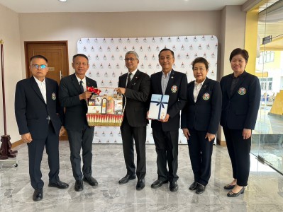 ผู้บริหารสมาคมกีฬายกน้ำหนักฯ เข้าพบพร้อมมอบกระเช้าปีใหม่บิ๊ก ... Image 1