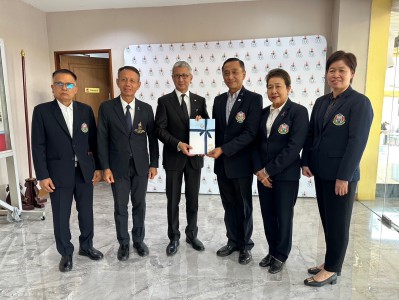 ผู้บริหารสมาคมกีฬายกน้ำหนักฯ เข้าพบพร้อมมอบกระเช้าปีใหม่บิ๊ก ... Image 2