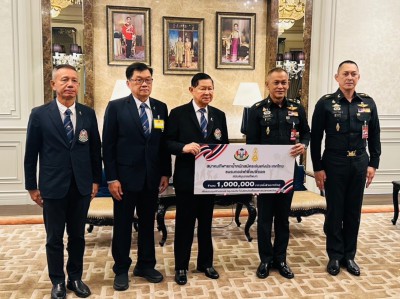 สมาคมกีฬายกน้ำหนักฯ-ชมรมกอล์ฟเพื่อนพี่ยอด มอบ 1 ล. สร้างบังเ ... Image 2