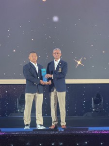 3 จอมพลังรับมอบโล่เกียรติคุณงาน “คืนที่ดาวพราวฟ้า” Image 7