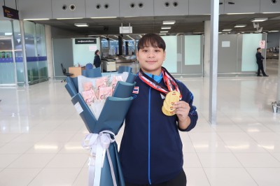 ทัพยกน้ำหนักไทยชุดเยาวชนโลกหอบเหรียญรางวัลกลับถึงบ้านแล้ว Image 14