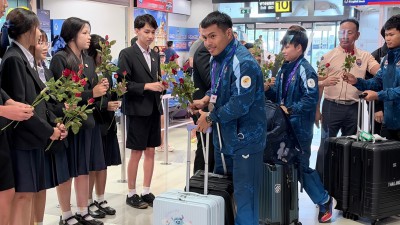 ยกเหล็กหอบเหรียญ อชก. กลับถึงแคมป์เชียงใหม่ประกาศลุยต่อสู้ “ ... Image 6
